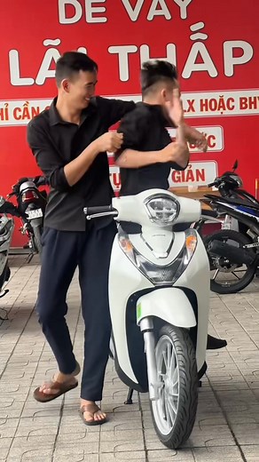 2.6M views · 34K reactions | Sh mod góp trả trước 8 nhận xe a.c quan tâm N.T trực tiếp e TV cụ thể ạ 05668-15668 | Thiện xe máy trả góp | Facebook