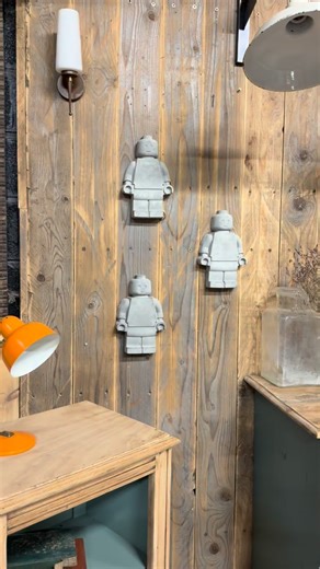 Je dis ça de dis rien mais dans 2 jours c’est la St Valentin les gars!!!! ❤️❤️❤️ Lego béton 27 cm à poser ou à mettre au mur. Un cadeau unique pour une personne unique … Il n’y en a que 6 de disponibles, ne tardez pas ! 30 euros #stvalentin #love #déco #vintage #home | Le Quai