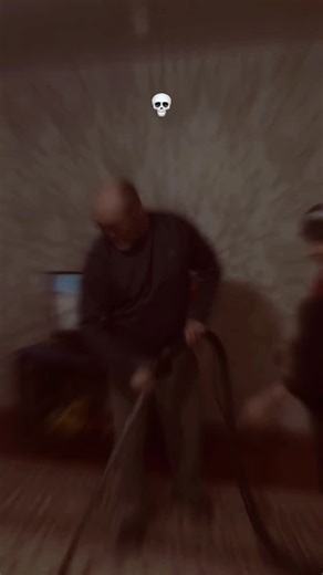 𝐃 𝐀 𝐖👁️⃤𝐎 𝐃 on Instagram: "~ 💀 . . . 日本利用压电瓷砖将脚步转化为电能。这些瓷砖捕捉来自你脚步的动能。当你行走时，你的重量和动作会对瓷砖产生压力。瓷砖会轻微弯曲，从而产生机械应力。瓷砖内部的压电材料将这种应力转化为电能。每一步都会产生少量电荷，而数百万步结合在一起就能产生足够的电力来驱动 LED 灯、数字显示屏和传感器。在像涩谷车站这样繁忙的地方，每天大约有 240 万个脚步为这一系统作出贡献。这些电能可以被储存或立即使用，从而减少对传统电力来源的依赖，并支持可持续的城市基础设施。这种方法将日常运动转化为实用的可再生能源 #日本 #知识 #事实 你知道吗 推荐 科技 创新 历史 技术 实验 热门"