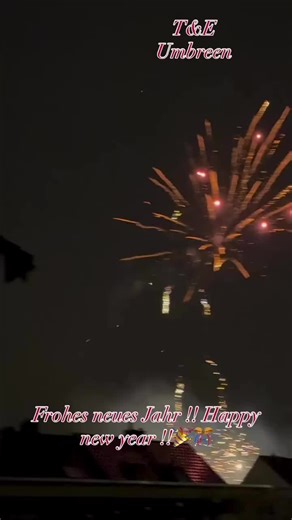 Happy new year !!! Fireworks and Snowfall ❄️ 🎆 #germany #frankfurtammain #deutschland🇩🇪 #hessengermany #frankfurt🇩🇪 #hessen #europe #frankfurt #explorer #german #urlaub #vacation #travel #reisen #snow #newyear