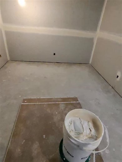 ALL IN DRYWALL on Instagram: "4 incher for the win 🧐👍🤓☑️😆👌🙌😎 • • • #drywall #mudding #taper #fyp #reels"