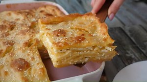 PRAVA DOMAĆINSKA PITA SA 3 VRSTE SIRA: Lepša i od one iz pekare - domaćice obožavaju ovaj recept (VIDEO)