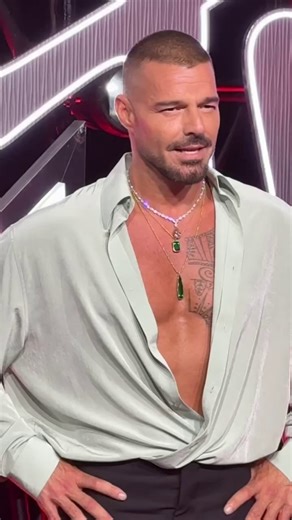 1.6M views · 38K reactions | Ricky Martin showing how it’s done on the red carpet 掠 #MTVASIA #VMAs #VMA2025 #RickyMartin #RedCarpet | MTV Asia | Facebook