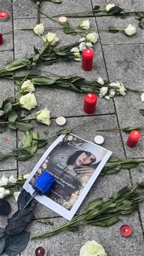 An der U-Bahn-Station Wandsbek-Markt in Hamburg entstand nach einer Tragödie ein spontanes Mahnmal. Blumen, Kerzen und stille Gesten erinnern an das Geschehen, das viele Menschen erschüttert hat. Die Ermittlungen laufen, die Stadt trauert – und viele stellen sich die Frage, wie so etwas an einem ganz normalen Ort passieren konnte. #Hamburg #UbahnHamburg #Wandsbek #Tragödie #DeutschlandNews