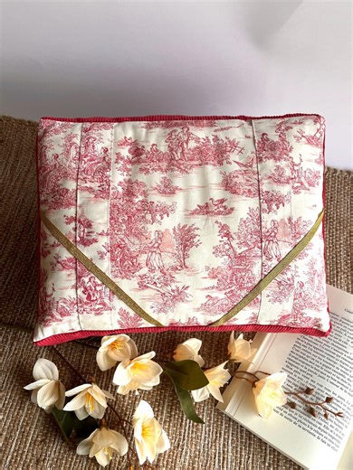 Coussin De Lecture En Velours Rouge Et Toile De Jouy – Support Livre - Accessoire Lecture Lit & Canapé, Cadeau Lectrice Fait Main - Etsy