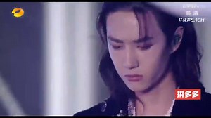 【#湖南卫视跨年演唱会2020 #HunanTVNewYearConcert2020】 吹爆 #王一博 的《 #无感 》，全球首秀舞台，也太好听了吧！~😍 在水中跳舞的 #一博 帅炸了！！！ 完整版 快来 #芒果TV国际APP 免费收看吧~ Click https://buff.ly/2EZ0xya Tips：官网 www.mgtv.com 也可以观看哦！ #WangYiBo #หวังอี้ป๋อ #UNIQ #HappyNewYear | MangoTV