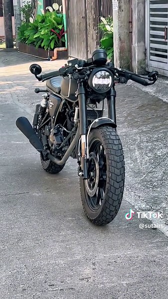 quick tiktok before gym #cafe #caferacer #rc250 #rusiclassic250 #classic250 #fyp #bikelife #custom #biker #250cc #caferacerph #fyps)