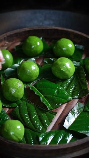 Taste spring in every bite | Delicious Mugwort Qingtuan (Green Rice Dumplings) | Village Life Adventure