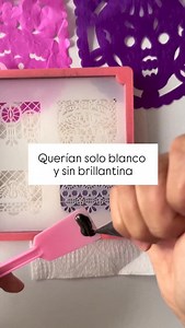 Gracias a todos por sus comentarios y opiniones 🙌. Sabemos que no siempre vamos a coincidir en gustos —¡y eso es lo bonito del arte! 🎨✨ Cada creador es libre de experimentar, elegir colores y estilos distintos, y al final la magia está en la diversidad. Nuestros stencils y cortadores son solo un punto de partida para dar ideas, lo realmente especial es cómo cada persona los hace suyos en sus galletas 🍪💜. Y un agradecimiento enorme a Kreaciones Itzel por convertir estas ideas en piezas tan bo