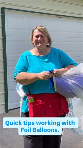 1.7K views · 19 reactions | Hey Balloon Boss, sharing a few quick tips when inflating foil balloons for outdoors. I like having my Creative Heart Studio apron for my hand pump and to tie my HIFLOAT bags to, especially on a windy day!! Wishing you a Fabulous day!! ❓ do you use an apron when inflating balloons and doing installations? #balloontraining #balloonbusiness #balloonbossmastermind | Balloon Coach | Facebook