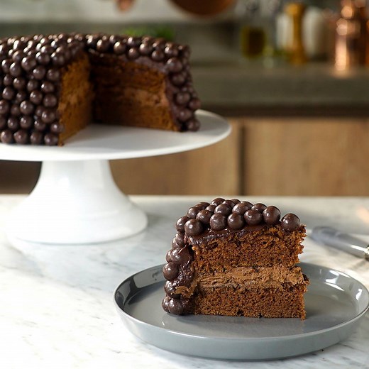 Guess how many malt balls cover this Chocolate Cake with Malted Filling? Winner takes the cake Get what you need to make this: https://taste.md/2NmW8d2 🎥: Tastemade Brasil | Tastemade