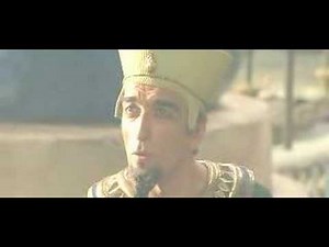 Monica Bellucci avec Gérard Darmon & Jamel Debbouze dans Asterix et Obélix : mission Cléopâtre