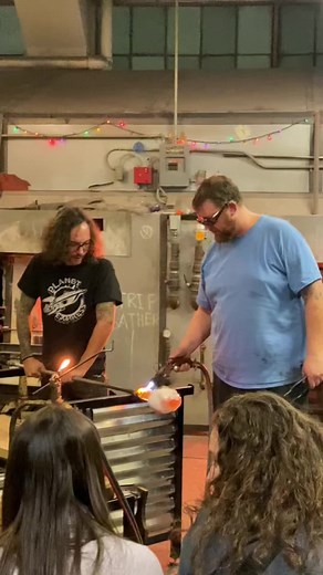 Finally messed around with these videos from the demo @John ‘sleepy’ Moran did with me and the local glass grew here at Michigan hot glass. Mayyyyy have too many videos in here . But it was a party everybody touched this one. #glassblowing #teamwork #teamworkmakesthedreamwork #fromdetroitwithlove #detroit #glass #art #wip #fire #hot