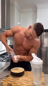 My day on a plate! 🍽️ I’ve had a lot of requests for this one. This is what a typical day looks like for me with the odd changes depending what f*ck or suck recipe I’m testing. I just want to make one thing clear, I’m purposely not adding the amounts to the recipes below as these are specifically for me. You should know how many calories you need and adjust accordingly. My current macros: 3300 calories | 220 g protein 🥣 Pre workout Berry Oats 👨‍🍳 Ingredients ✅ Uncle Tobys Traditional Oats ✅ 