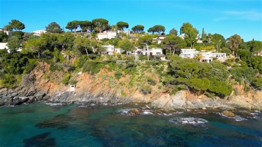 RE/MAX Epalinges on Instagram: "Golfe de Saint-Tropez / La Croix-Valmer, France Deux villas dans un cadre unique et inestimable Implantée sur un vaste terrain de 2’580 m², avec accès pieds dans l’eau, les deux villas individuelles sont élégamment intégrées à leur environnement naturel. Ici, le vrai luxe n’est pas dans l’excès, mais dans la rareté absolue du lieu, dans cette sensation unique d’être suspendu entre ciel et mer, dans un cadre préservé, confidentiel et hors du temps. Des propriétés d