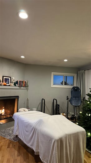 Nura Wellness | Mobile Massage on Instagram: "✨ Set up the massage table with me ✨ Every session includes a soothing table warmer, a soft warm blanket, and a spritz of your favorite scent in the face cradle — creating the ultimate zen space just for you. 🧖‍♀️🌿💆‍♂️ Let the relaxation begin 🤍 #MassageTherapy #MassageRoomSetup #ZenSpace #WellnessJourney #RelaxAndUnwind #Bodywork #SelfCareRoutine #MassageLife #TherapistLife #HealingSpace #Aromatherapy #SpaVibes"