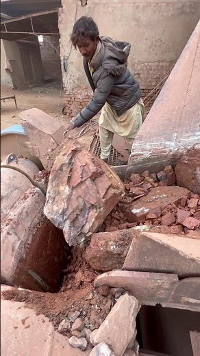 “Master of Stone | Kala Mazdoor’s Perfect Technique in Crushing Machine”