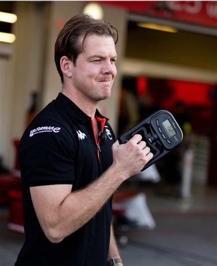 Electric ≠ easy. The Gen3 Evo has no power steering, so yes, drivers need real strength. 💪⚡ Let’s see who’s actually built for it. 🏁