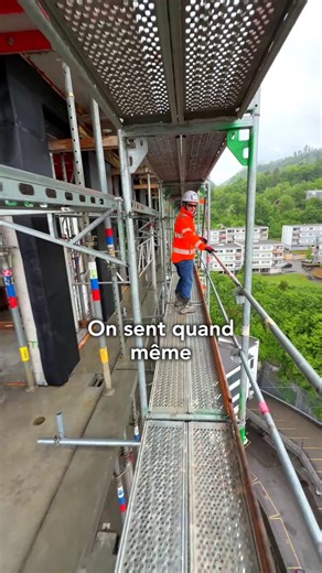 Nous sommes allés à la rencontre de Jean-Baptiste, entre ciel et terre, pour découvrir un projet qui prend vie à Bienne, en Suisse. Sur le site des anciennes tréfileries de Boujean, Eiffage Construction en Suisse construit La Colombe : une tour d’habitation de 19 étages et 55 mètres de haut. En Suisse, comme ailleurs en Europe, nos équipes s’appuient sur leur savoir-faire et leur ancrage local pour bâtir des lieux de vie durables et accompagner le développement des territoires. | Eiffage