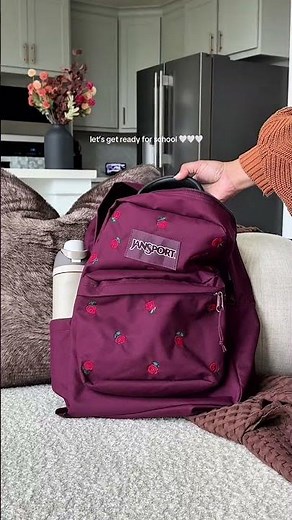 Let’s get ready for school together 🎒📚 Starting with the classic JanSport SuperBreak backpack