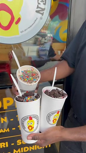 #davestoploadedshakes for the win🥤#davesshakes but made even better with #oreo and #mandms 🍫🍭 what’s your favorite? #fyp #fourthofjuly #summervibes #milkshakesquad #daveshotchicken