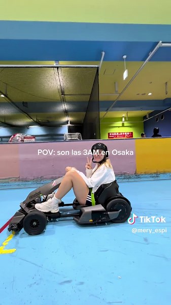 Round1 Osaka: noche de juegos y bolos bajo la lluvia