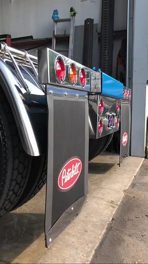 Showcasing the 359 Peterbilt Semi-Truck Design