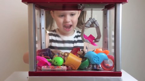 Bundaloo Claw Machine Arcade Game with Sound, Cool Fun Mini Candy Grabber Prize Dispenser Vending Toy for Kids, Boys & Girls