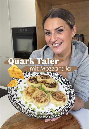 Quark-Taler mit Mozzarella 🧀 Einfach, lecker und proteinreich 😍🙌🏻 Zutaten * 250 g fester Quark (Tworog) * 1 Eigelb * 2 EL Mehl   etwas Mehl zum Verarbeiten * Salz * 50–70 g Mozzarella Zubereitung -Alle Zutaten für den Teig miteinander verkneten, bis eine gleichmäßige Masse entsteht. -Den Mozzarella in gleich große Stücke schneiden. Den Teig portionieren, jeweils ein Stück Mozzarella hineingeben und zu Kugeln formen. -Die Kugeln in Mehl wälzen und anschließend vorsichtig zu kleinen Talern fla