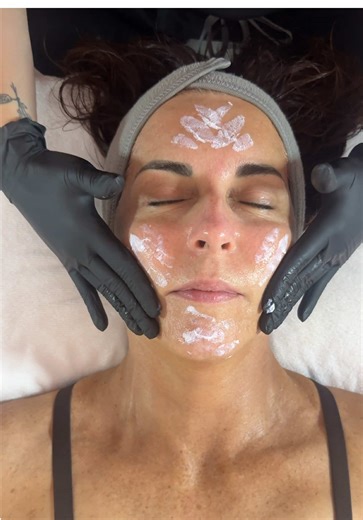 Is reducing visible hyperpigmentation one of your New Year’s resolutions? ✨ Our Pigment Correct Peel is just what you need. @Victoria | Miami Makeup Artist 🖤 Supports the skin barrier by reducing skin inflammation 🖤 Delivers a 17% reduction in visible hyperpigmentation after just 1 treatment Consult a PCA SKIN Certified Professional to find the professional treatment for your skin concerns. Link in bio for details. #PCASKIN #esthetician #skincare #skincaretips