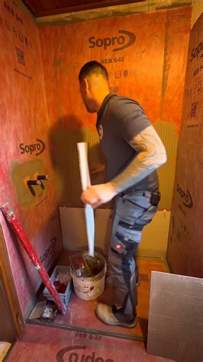Gleiche Baustelle, nächster Schritt im altersgerechten Teilumbau: 60×60 Feinsteinzeug, Buttering-Floating, perfekte Maßhaltigkeit und durchlaufender Fugenschnitt zwischen Wand und Boden. Genau diese Details zeigen, ob jemand sein Handwerk liebt — oder nur seine Arbeit erledigt. Präzision, Abdichtung, Statik, Langlebigkeit: Alles greift sauber ineinander und bildet die Basis für ein Bad, das auch nach vielen Jahren noch dicht und stabil bleibt. #fliesen #badumbau #bauupdate #handwerkde #Lieblings