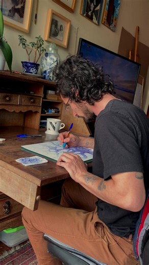 Un ajuste clave para dibujar con bolígrafo azul es ponerle cover grip ( cinta para agarre ) para hacer el agarre más grueso y cómodo. Al aumentar el diámetro del bolígrafo, la mano no tiene que hacer tanta fuerza para sostenerlo; esto da más control sobre el ángulo de apoyo y la presión del trazo, facilitando degradados progresivos más limpios y evitando la fatiga muscular en jornadas largas, lo pueden conseguir en cualquier quier tienda de tatuajes, si les les sirvió este video apóyenme con un 