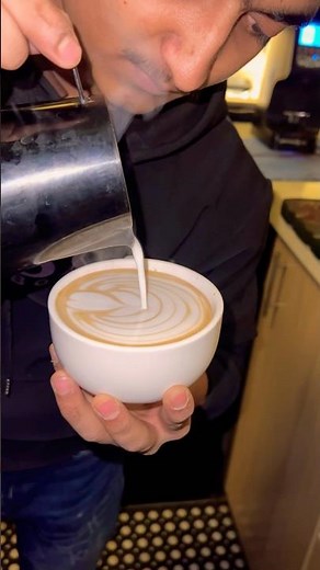 Basic barista skills 🤠 #coffeeart #coffee #coffeedecoration #barista #latteart #espressolover