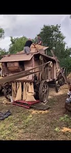 LA BATTEUSE À L’ANCIENNE... Un des grands temps forts de la vie agricole autrefois. Un grand rendez-vous très attendu dans l’année... Cela vous évoque des souvenirs ? Merci à Gregory Preux et au très nostalgique groupe « La paysannerie autrefois » pour cette belle vidéo.￼ | La Place du Village