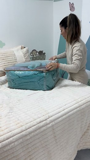 ✨ Lenjerie de pat premium – Set 6 piese cu pilotă inclusă ✨ Transformă-ți dormitorul într-un colț de confort absolut cu acest set luxos, creat pentru seri călduroase și zile pline de relaxare. ✔️ 2 fețe de pernă 50x70 din Catifea – extrem de fine, elegante și plăcute la atingere ✔️ 2 fețe de pernă 50x70 cu blăniță de iepure firscur – moi, pufoase și perfecte pentru un plus de răsfăț ✔️ Pilotă 200x230 cu blăniță de iepure firscur – călduroasă, ușoară și incredibil de confortabilă ✔️ Cearșaf de pa