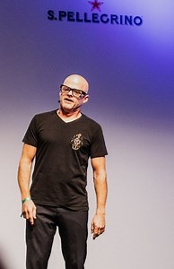 During Food Meets Talent by S.Pellegrino, in Antwerp, Flanders, chef Heston Blumenthal, owner of The Fat Duck in England - The World’s Best Restaurant 2005 and now part of the Best of the Best group - took to the stage to share fascinating insights. Watch as he shares his thoughts on the relationship between man and food, the importance of human imagination as well as exclusive news on his latest project, Quantum Gastronomy. Read more here: https://bit.ly/HestonBlumenthalFoodMeetsTalent #Worlds5