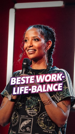 ARD Stand-Up on Instagram: ""Worklife Balance on point." 👉Der Comedy Clash ist Deutschlands erstes Stand-Up-Turnier live auf dem ARD Twitch-Kanal. Alle Videos auf den Kanälen von @ardstandup​ oder in der @ardmediathek​​". . . . 🎤 @standupraytschel​​​​ beim Comedy Clash SWR/2025 📸: SWR / Nick Denecke #Standup #Comedy #ARD#SWR #ComedyClash #Raytschel"