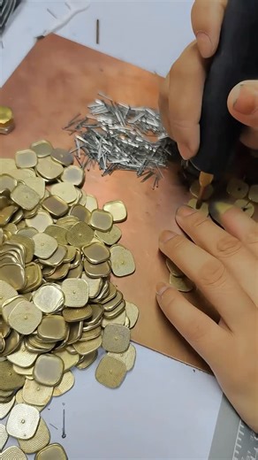 Intelligence Hua Xin on Instagram: "Ear pin welding machine 💍🏭#jewelry #machine #factory"