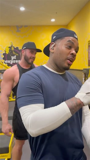 Put my brother Kevin Gates through an arm day #kevingates #skutty #yuge #celebritytrainer #fitness