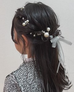 ママ&女の子の簡単ヘアアレンジと日常🌼 on Instagram: "🌸お知らせ📢🤍 @nami_hair_arrange ☝️ ヘアアクセサリーとお洋服はハイライトの 「卒入園item」をご覧下さい👗♡ ▫️長女の「卒園・入学式アレンジ」の作り方を ⇨2/6(木)11時 (本人の希望でハーフアップです🤍) ▫️次女の「入園式アレンジ」の作り方を ⇨2/19(水)20時 (本人の希望でエルサヘアです❄️) ....に投稿します☺️🫶 長女はヘッドドレス✖️パール 次女はリボン✖️パールを組み合わせて 使用しています🫶 ハイライトの「正面可愛い」にも 短いお子さんや、前髪が長いお子さんもできる 卒入園アレンジ(ママアレンジも)載せています♪ ⇩ @nami_hair_arrange ヘアアクセサリーは @sweetkiss.rakuten 様から選ばせて頂きました☺️ #入園式コーデ #卒園式コーデ #入学式コーデ #入学式ヘア#卒園式ヘア#入園準備 #スウィートキス楽天市場店"
