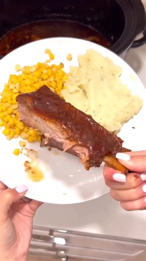 Style It With Trix - Mercedes Gonzalez Mayo - on Instagram: "Crock Pot BBQ Ribs Recipe🍖 These ribs literally fall off the bone!!! This recipe is next level and so easy! Perfect for any summer bbq! #crockpotmeals #crockpot Ingredients: 40 oz pork baby back ribs 3 tablespoons of brown sugar 1 teaspoon of chili powder 1 teaspoon of paprika 1 teaspoon of onion powder 1 teaspoon of garlic powder 1 teaspoon of thyme ½ teaspoon of salt ½ teaspoon of black pepper 28 oz of barbecue sauce"