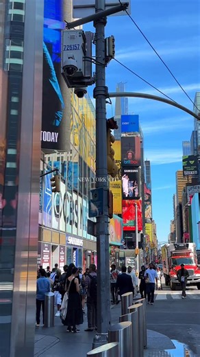 Welcome to Times Square — the heart that never stops beating in New York City 🗽✨ No matter how many times you’ve been here, it somehow always feels brand new — bright, chaotic, and full of energy 🌆💫 Back in the early 1900s, this place wasn’t glowing with neon lights — it was actually called Longacre Square and filled with horse carriages and workshops 🐎 That all changed in 1904, when The New York Times built its headquarters here and the first electric billboard lit up the night sky — markin