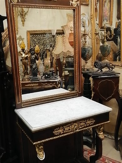 ✨ كونسول أنتيك فرنسي فاخر ✨ قطعة نادرة لعشّاق الفخامة والكلاسيك 👑 كونسول خشب طبيعي مطعّم بالنحاس الكثيف المدهب، مزوّد بمراية كبيرة يتوّجها نسر برونز أصلي رمز القوة والرقي، مع رخامة بيضاء كراره ايطالي فاخرة تضيف لمسة ملكية لأي مدخل أو صالون. 🔸 شغل قديم متقن 🔸 تفاصيل دقيقة ونقوش راقية 🔸 قطعة مميزة لا تتكرر 🔸 مناسبة للقصور والفيلات ومحبي الأنتيك الأصلي 📍 العنوان: ٤٢ ش العباسية أمام بنك البركة 🏛️ معرض أحمد السني للتحف والأثاث 📞 01008207736 🚚 متاح المعاينة والشحن 💎 الفرصة لا تُعوّض – قطعة و