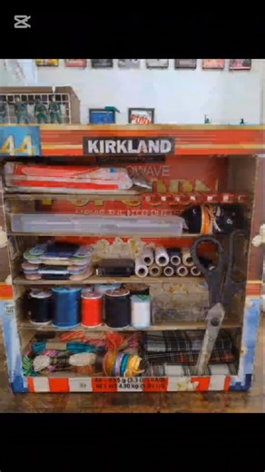 ②【空箱から棚に出世しました】手の込んだ仕上がりにはあえてしてません☺️部屋の飾りとしてもオシャレじゃないですか😋！？#物の整理 #棚 #段ボール箱 #DIY #空箱リメイク #手芸用品 #小物入れ