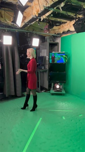 Kelly Costa (Reardon) on Instagram: "Another Sunday night 🎥. . . . . . . . . . . #tvnews #meteorologist #hair #makeup #beautiful #love #classic #style #fashion #reels #instagramreels #explore #influencer #instagramcreator @creators #t1d @7news #boston"