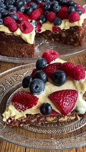 Browniekake med vaniljekrem og bær - så enkelt, men utrolig populært! Se oppskrift på Det søte liv siden juli 2009: https://www.detsoteliv.no/oppskrift/browniekake-med-vaniljekrem-og-baer #detsoteliv #detsøteliv #bestpåkakeoppskrifter #bakerkakeromigjen #browniekake #sommerkake #bakeglede #hjemmebakterbest #ilovebaking #homebaked #lifeissweet | Det søte liv