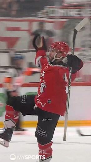 💥In der 107. Spielminute trifft Jason Fuchs zum 3:2 und gleicht die Serie gegen Gottéron aus! 🪫Es ist das drittlängste Spiel der Geschichte. Das längste wurde 2019 in der 118. Minute entschieden (Bern vs. Genf). #Playoffs24 | #DerletzteTanz | #IchbinFan | MySports