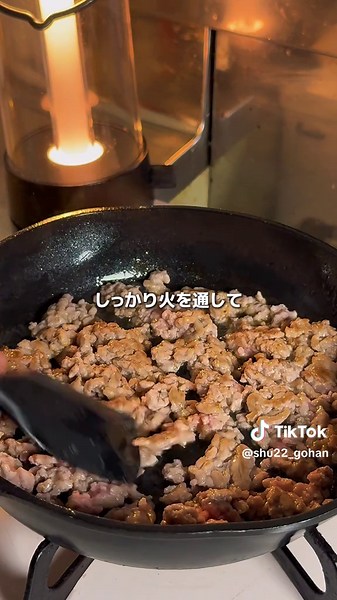 @shu22_gohan←簡単節約レシピ 濃厚坦々辛そうめん🍜 【材料】2人前 ・豚ひき肉 150g ・ねぎ 5センチ ☆味噌 大さじ1/2 ☆豆板醤 小さじ1 ☆きび糖 大さじ1/2 ☆みりん 大さじ3 ☆醤油 小さじ1 ⚫︎鶏がらスープの素 大さじ1 ⚫︎おろしにんにく 2g ⚫︎しゃぶしゃぶゴマだれ 大さじ4 ⚫︎醤油 小さじ1 ⚫︎すりごま 大さじ4 ⚫︎豆乳 300ml ・素麺 2玉 ◾️トッピング ・小ネギ ・こしょう ・ゆで卵 ・ラー油 【作り方】 ①⚫︎を混ぜ合わせて冷蔵庫で冷やします。 ②豚ひき肉をフライパンで火が通るくらいまで炒めたらネギを入れ焼き色がつくまで炒めます。☆の調味料を入れて炒めます。 ③麺を標記通りゆでたら氷水でしめます。 ④①→③→②の順に盛り付けトッピングをかけて完成です。 ※食べる時は混ぜてください🙇‍♂️ 【補足】 ・動画の⚫︎のタレの分量は1人前になります。 ・山椒かけても美味しいです😋 ワンパン簡単レシピ→@shu22_gohan #簡単レシピ#節約レシピ#坦々麺#一人暮らしレシピ#素麺レシピ