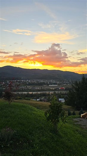 🌿 View Cababa — locul unde timpul încetinește, iar priveliștea îți taie respirația 🌄 Cafeaua de dimineață are alt gust când o savurezi privind valea acoperită de ceață, iar seara devine magică în ciubărul încălzit, sub cerul plin de stele ✨ 📍 Priveliște panoramică 🔥 Ciubăr Hamergas Hill 🌲 Aer curat de munte 💚 Liniște, natură, relaxare | Hamergas Hill