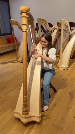Mürnseer Musikinstrumentenbau on Instagram: "Emelie hat ihre neue Mürnseer Harfe abgeholt und uns anschließend mit ihrem Können begeistert. 👏🪉 Ihre Wahl fiel auf eine 41-saitige Harfe aus Kirsche natur mit Säulenkopf A und integrierter LED-Beleuchtung. Das Kirschholz verleiht der Harfe einen warmklingenden und geradlinigen Ton. Dieses Modell ist ein wahres Allround Instrument, das sich in allen Musikrichtungen zu Hause fühlt. 🎶 Vereinbare gerne einen Termin und teste unsere Harfen in Kirsche,